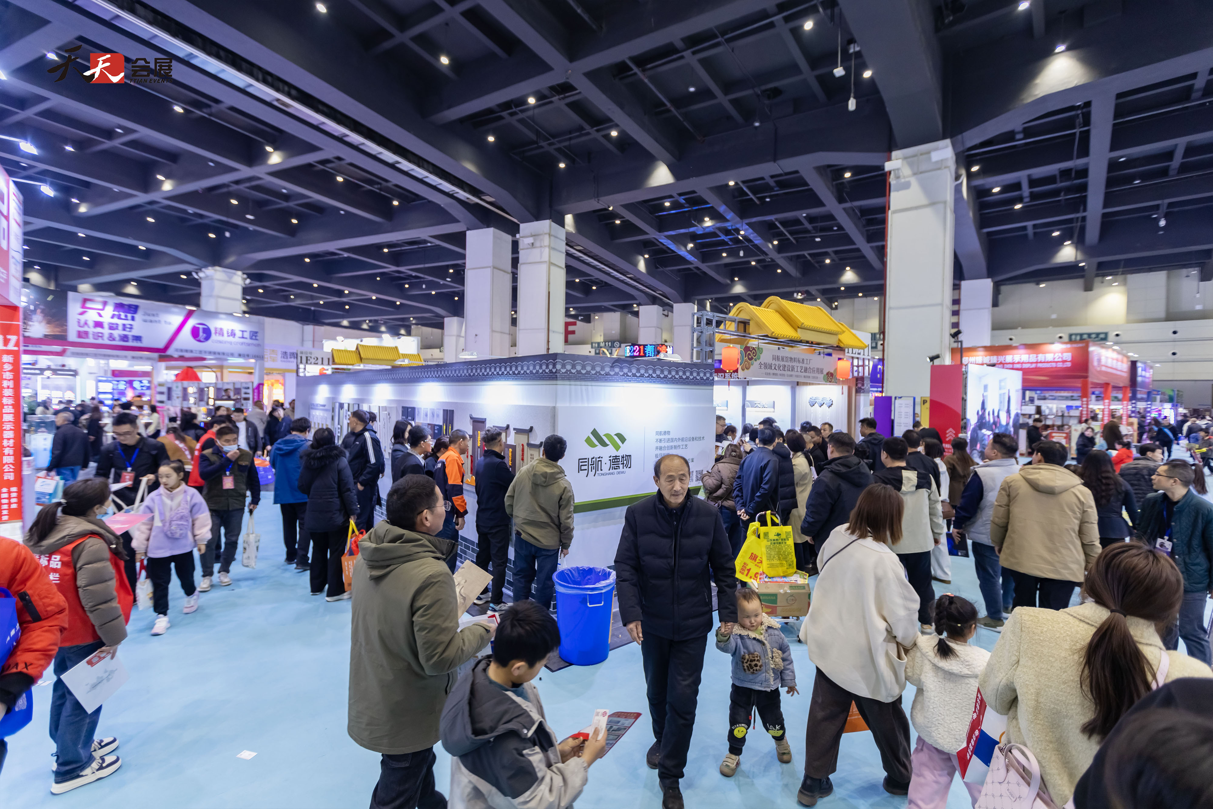 人潮涌動(dòng)，熱鬧非凡|2025春季中原廣告展第二天盛況依舊